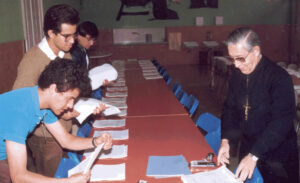 Ir. Basílio Rueda organizando documentos