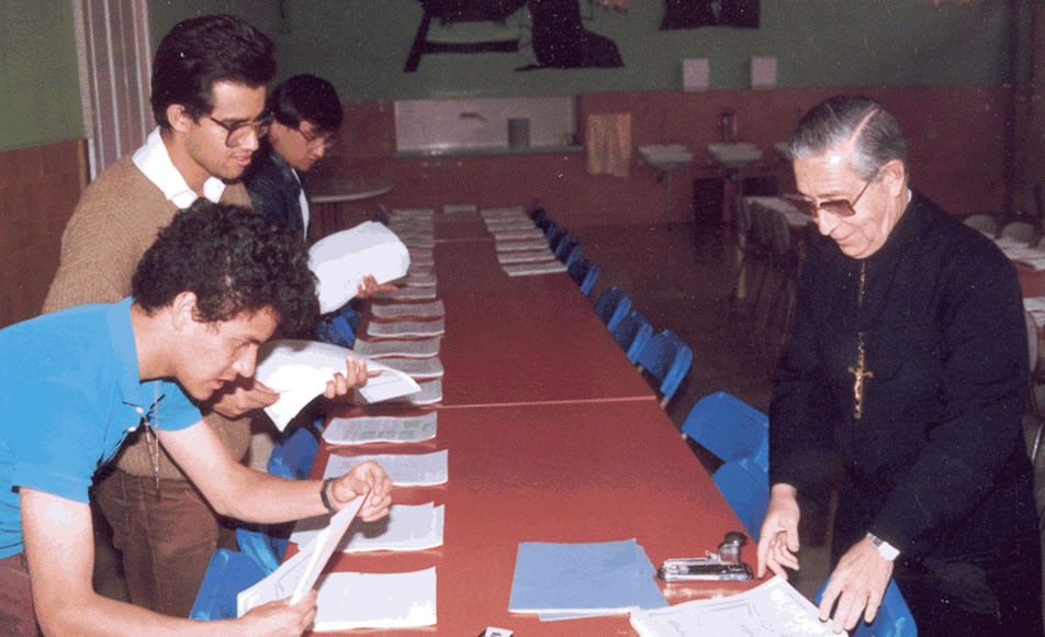 Ir. Basílio Rueda organizando documentos