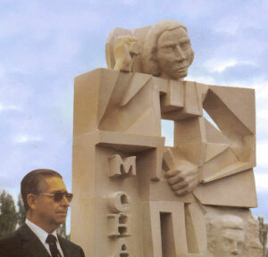 Ir. Basílio Rueda em Monumento Marista