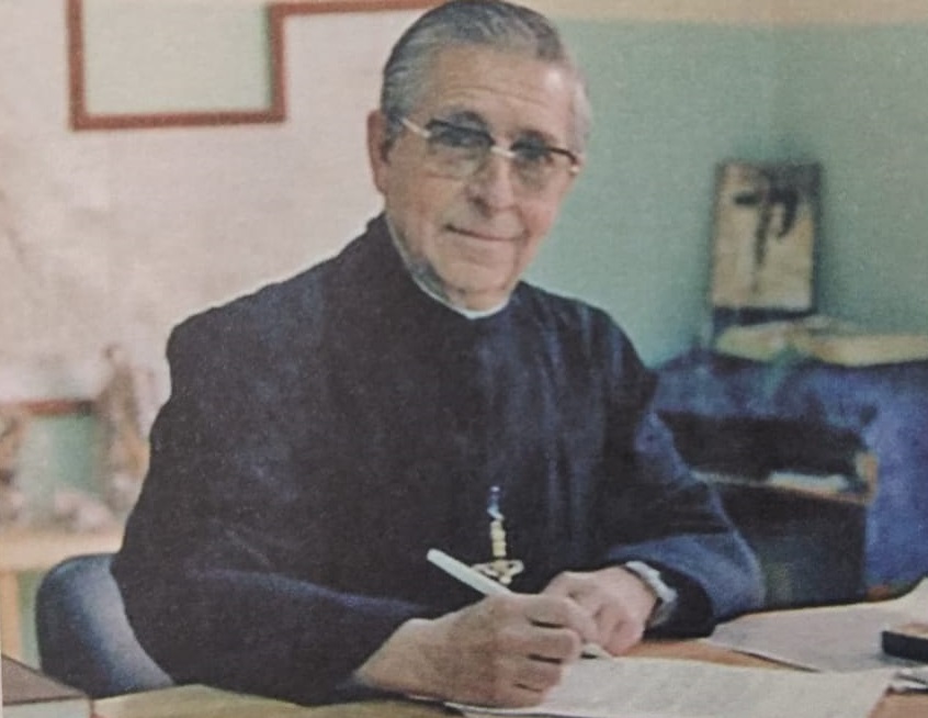 Ir. Basílio Rueda escrevendo carta